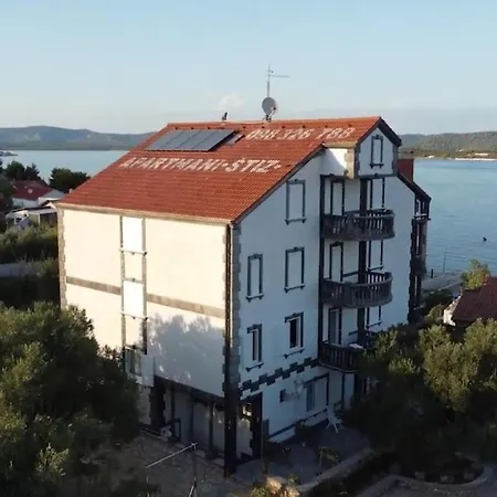 Stiz By The Sea With An Organized *