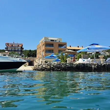 Stiz By The Sea With An Organized