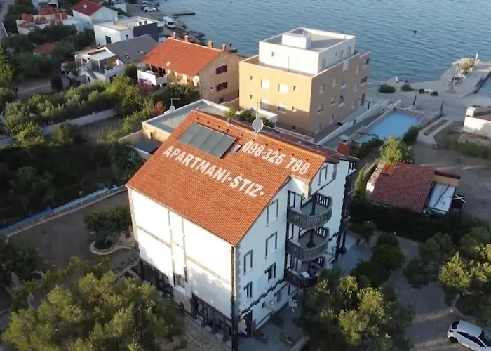 Stiz By The Sea With An Organized * Бетина